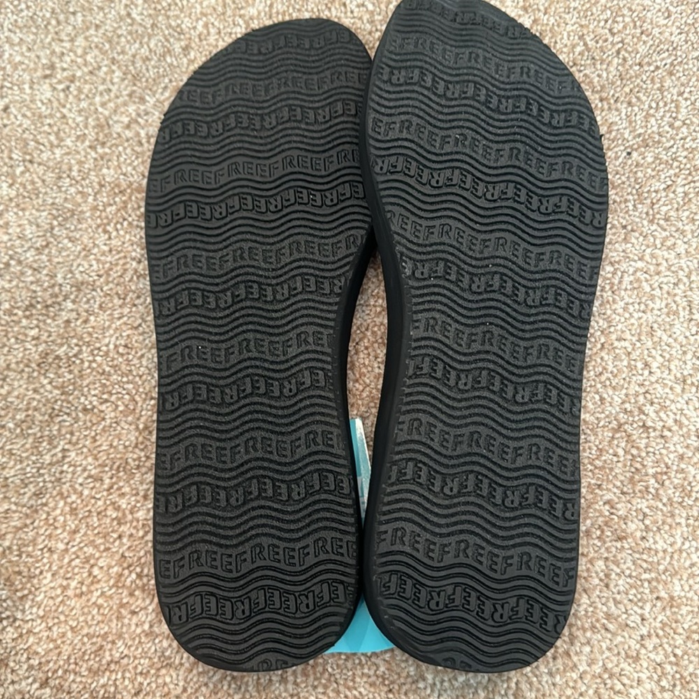 New with tags Reef women’s ginger sandals - Picture 3 of 3